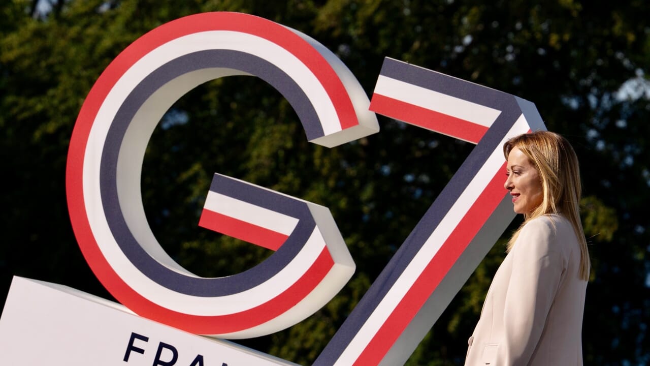 Meloni arriva al G7 in Francia, pronto il supporto agli Stati Uniti con la Francia. Trump: "Macron amico speciale"