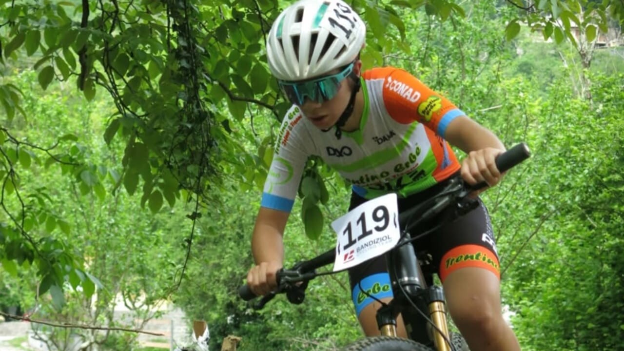 Travolta da un'auto mentre era in bici: muore a 14 anni Adele Cobelli, giovane promessa del ciclismo