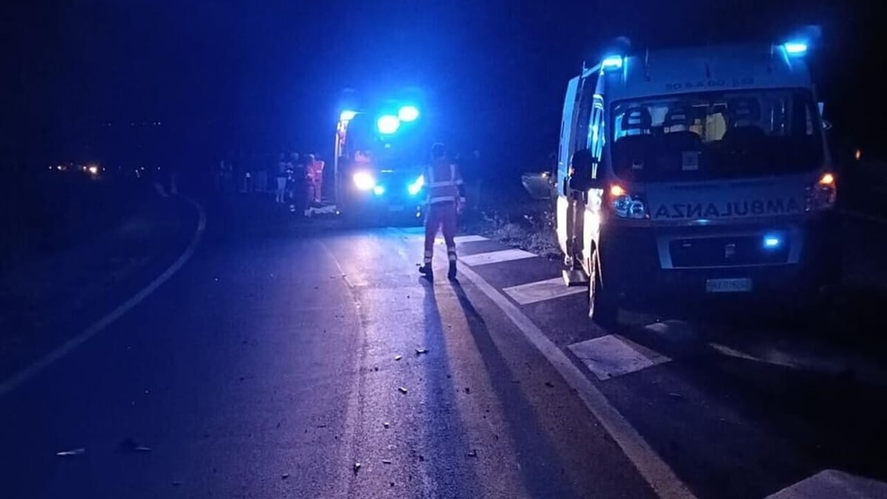 Con lo scooter contro un suv: morto ragazzo di 17 anni, grave l'amico. Fuggito il conducente dell'auto con targa svizzera