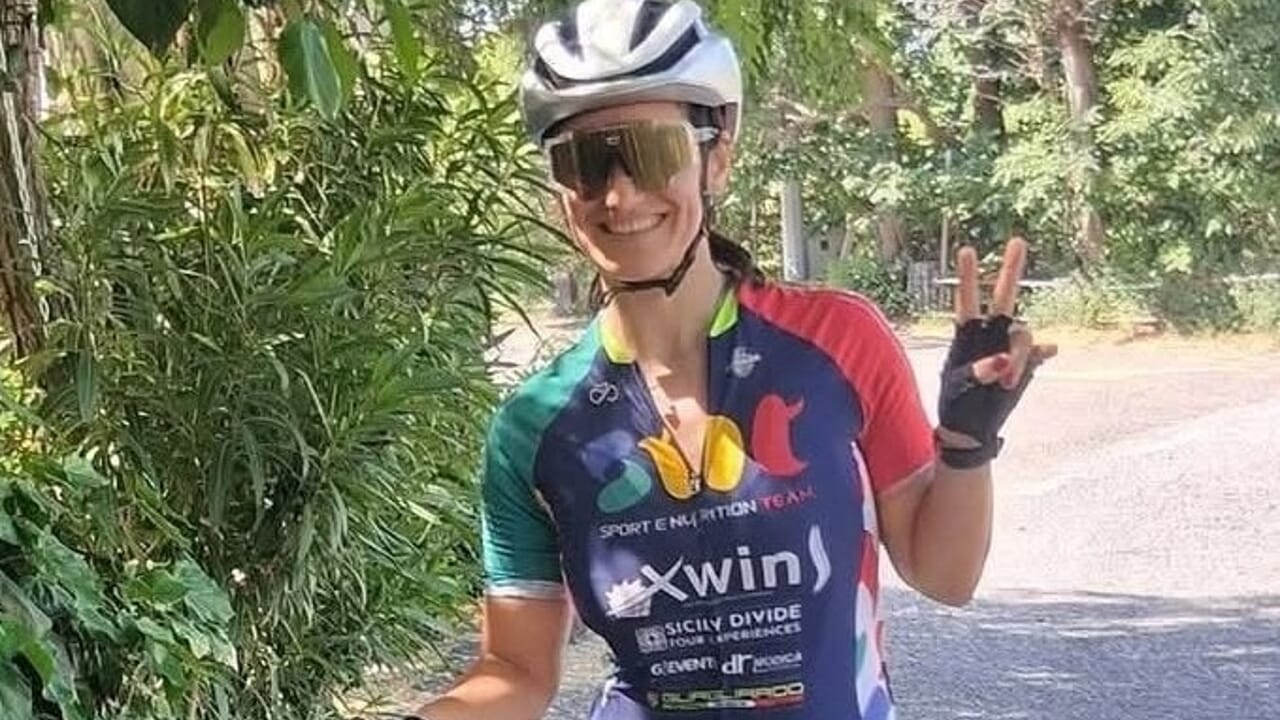 Sorpassa dove è vietato e travolge dei ciclisti invadendo la corsia opposta: morta una donna