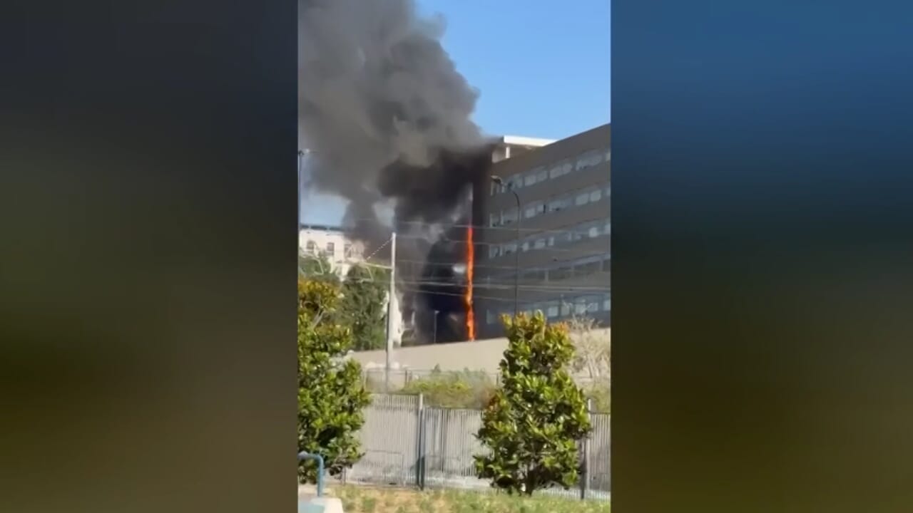 Incendio all'ospedale del Mare di Napoli, evacuati pronto soccorso e medicina d'urgenza