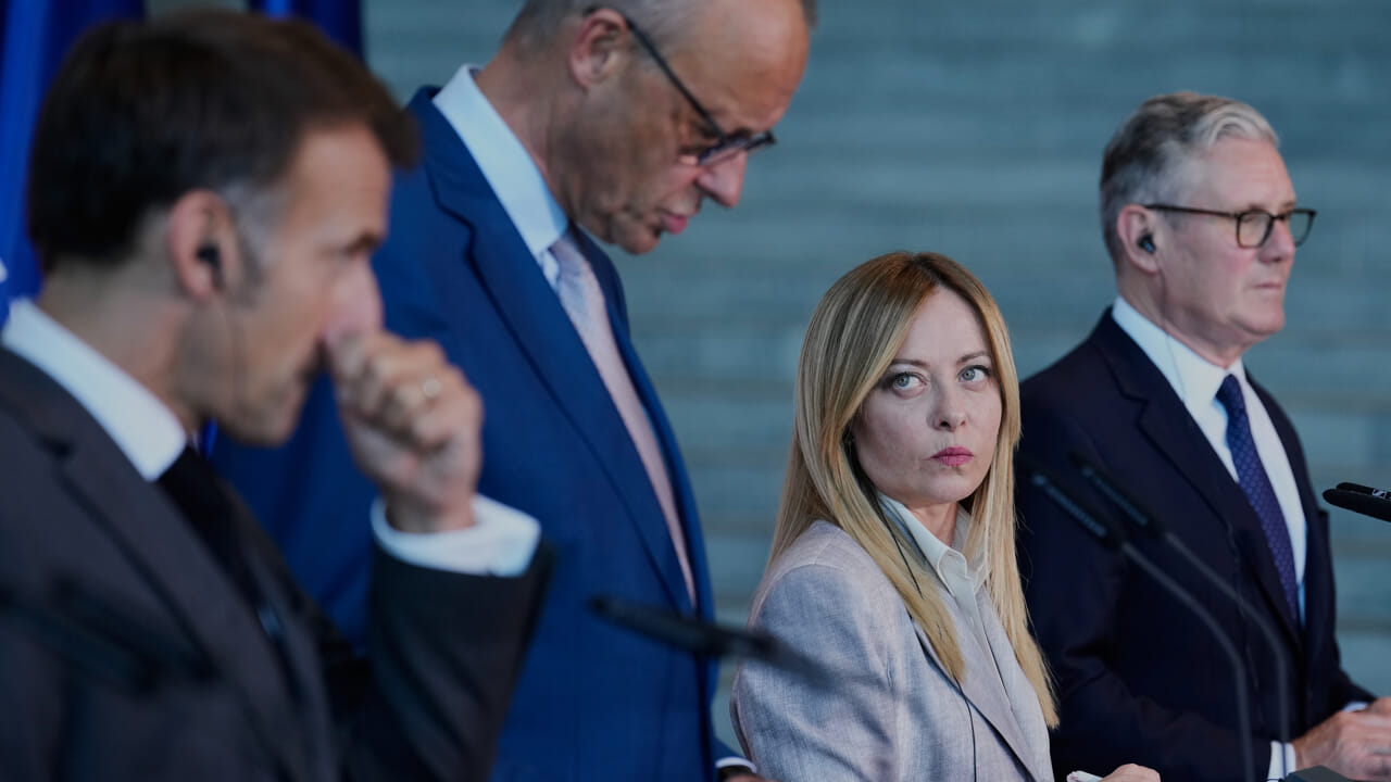 Più soldi alle armi, droni e una nuova missione militare: la mano tesa di Meloni a Trump (e cosa cambia per l'Italia)