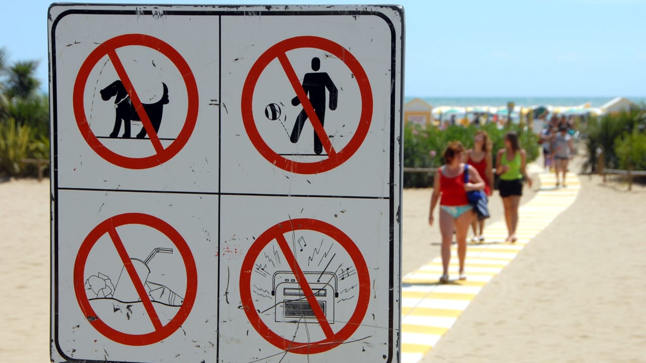Ombrelloni vietati, niente sigarette e multe fino a 3mila euro: in spiaggia è iniziata la stagione delle ordinanze