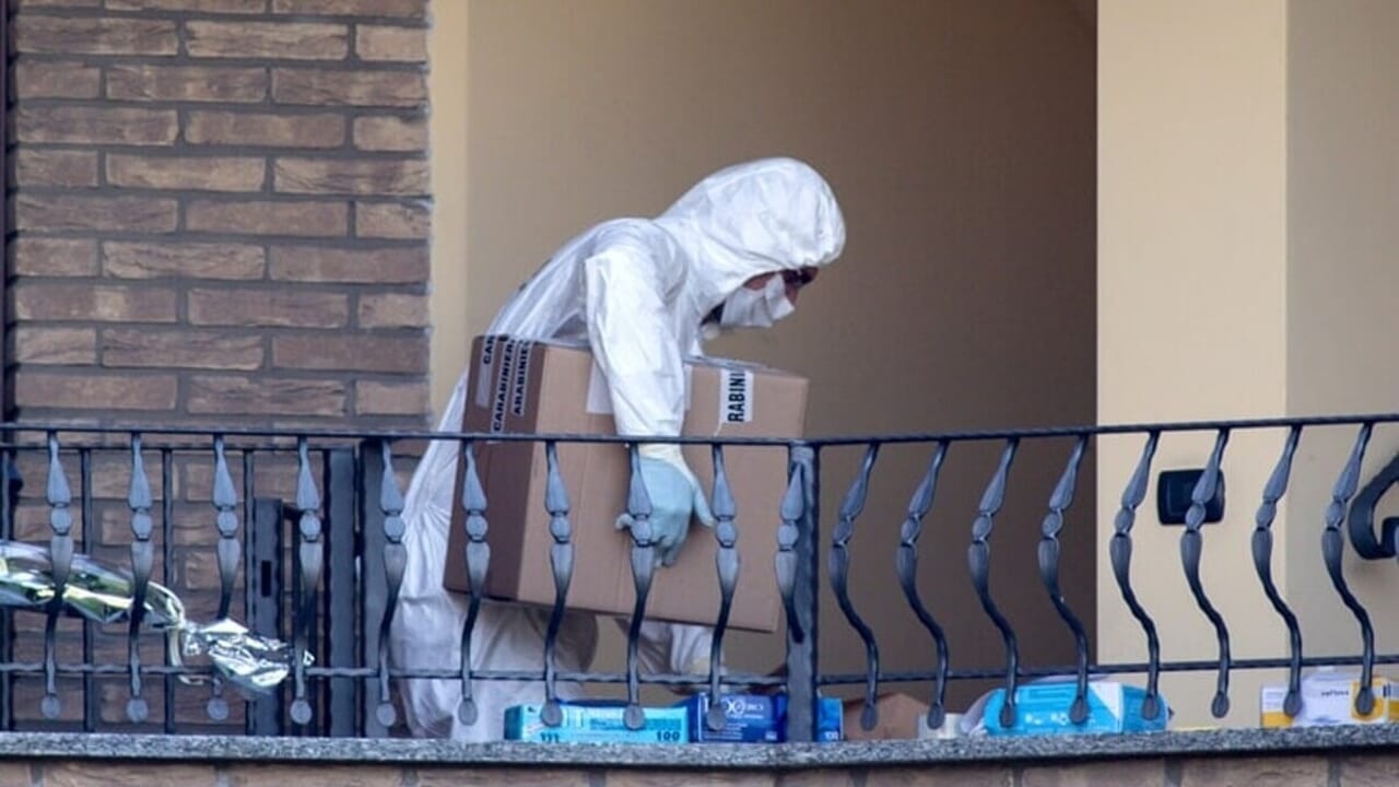 Donna trovata morta in una casa isolata nel bosco, è stata soffocata con un cuscino: il compagno confessa