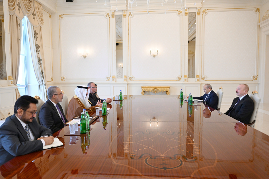 President Ilham Aliyev receives delegation led by Chairman of Islamic Development Bank group (PHOTO)