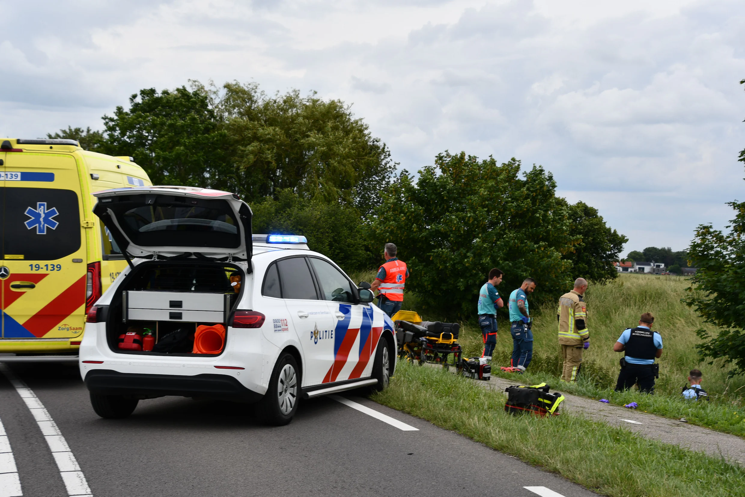 Vier doden bij botsing tussen auto en fietsers op schoolkamp, drie kinderen zwaargewond