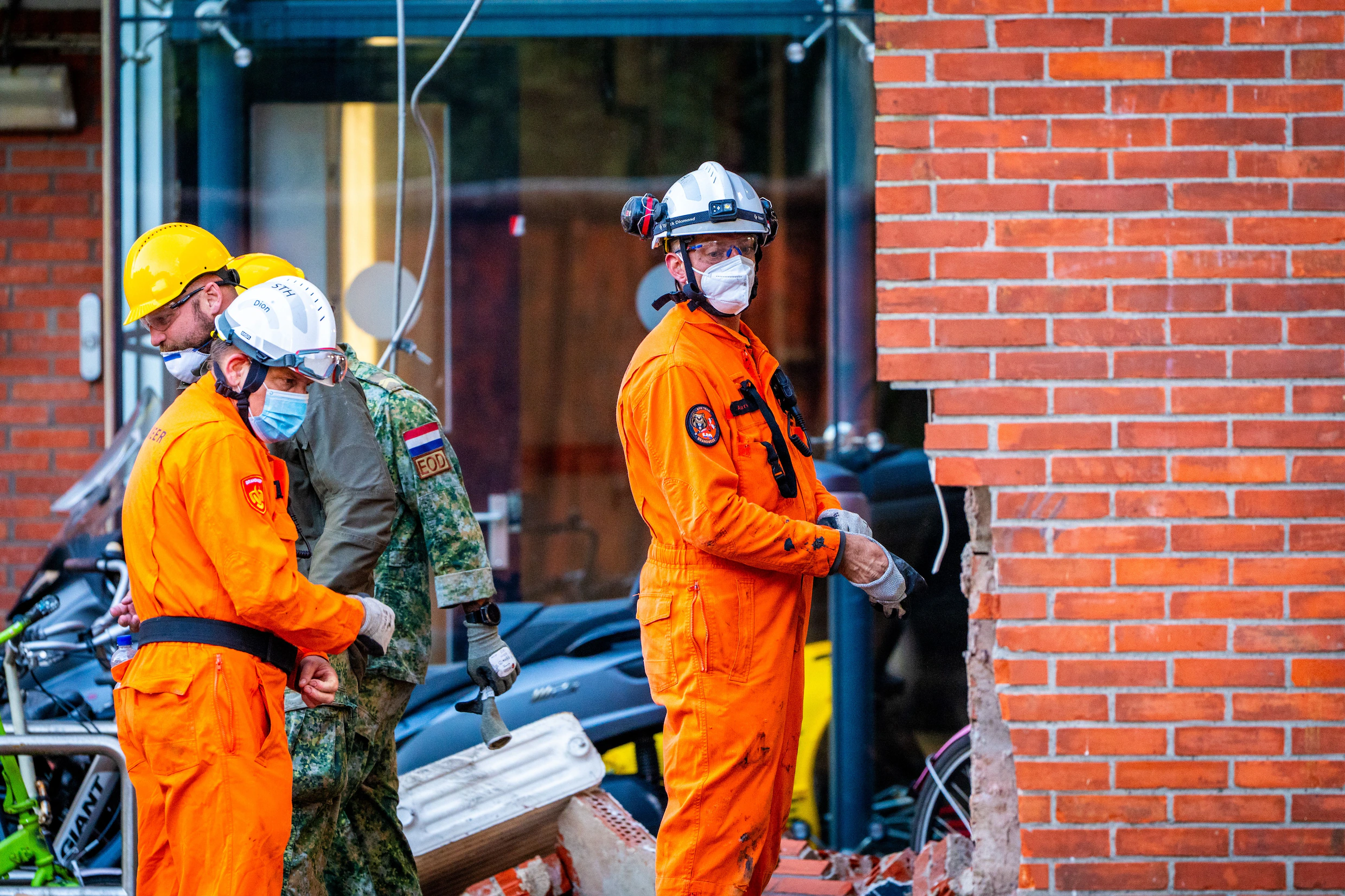 Geen slachtoffers meer aangetroffen onder puin Amsterdamse flat, zoekactie gestopt