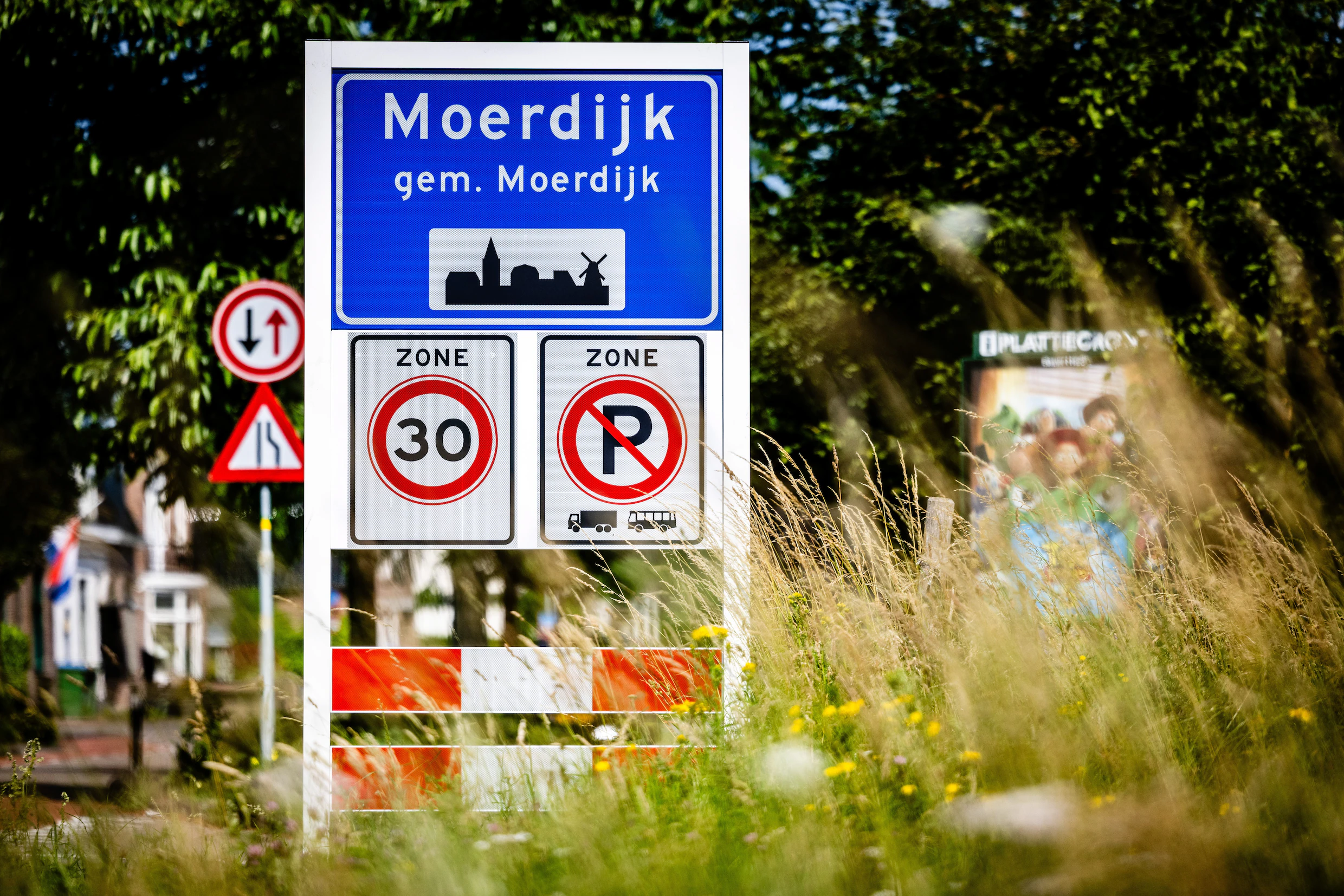 Bijna de hele Tweede Kamer wil dat Moerdijk blijft bestaan, maar het besluit hierover wordt wéér uitgesteld