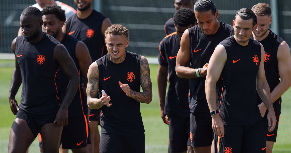 Oranje met volledige selectie op laatste training voor Marokko