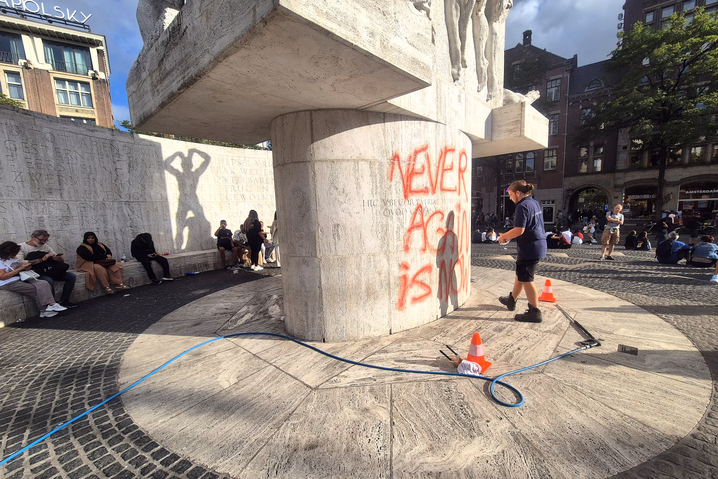 No sentence for defacing monument on Dam Square