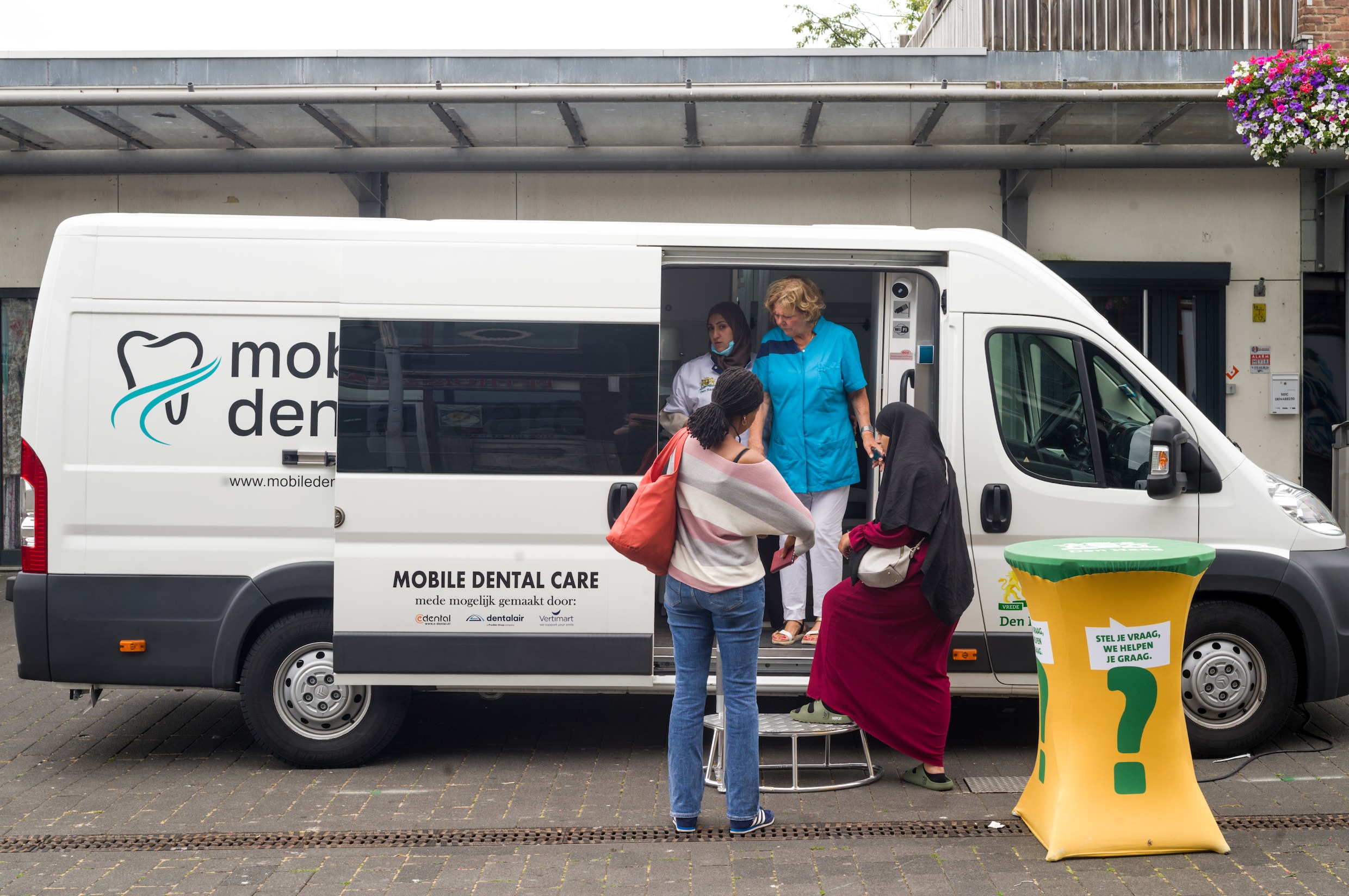 Dental bus helps vulnerable citizens and international dentists