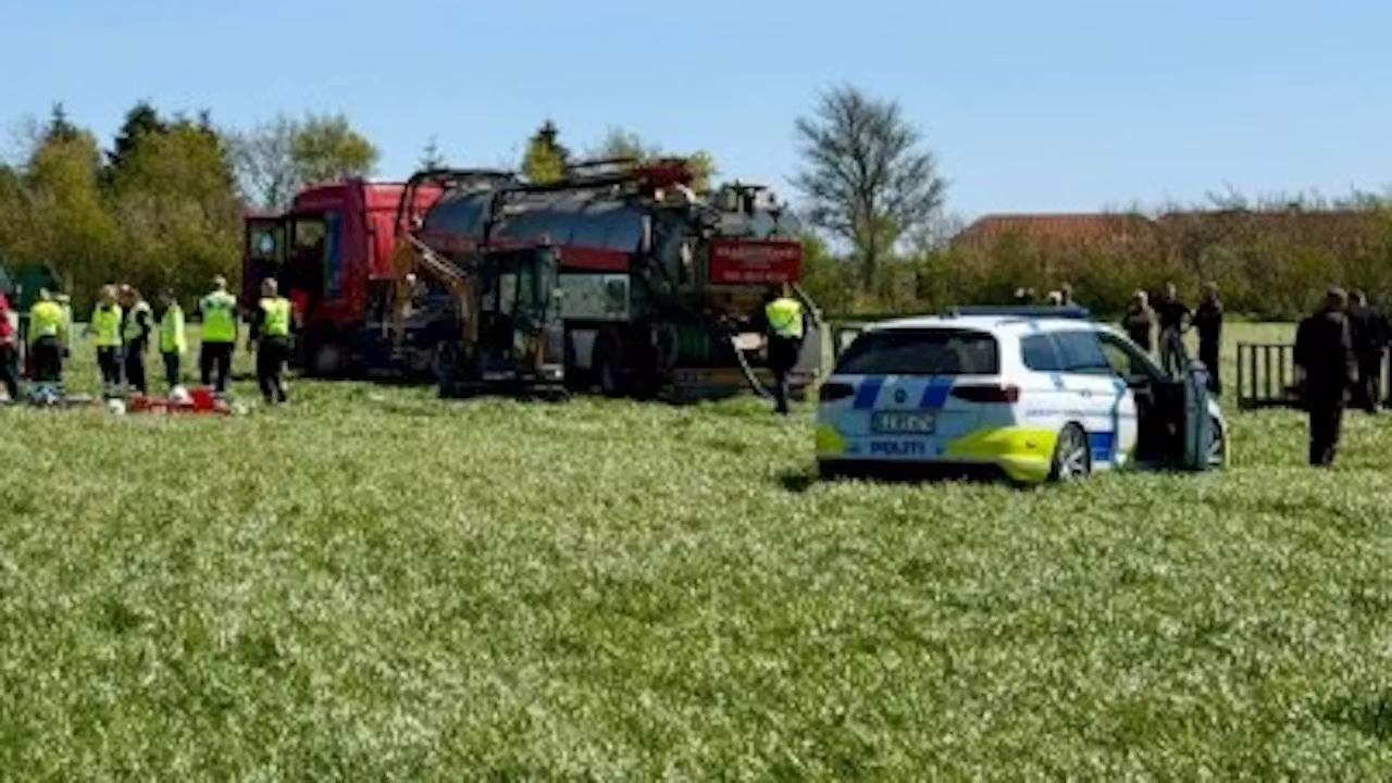 Mand fastklemt under lastbil efter trafikulykke