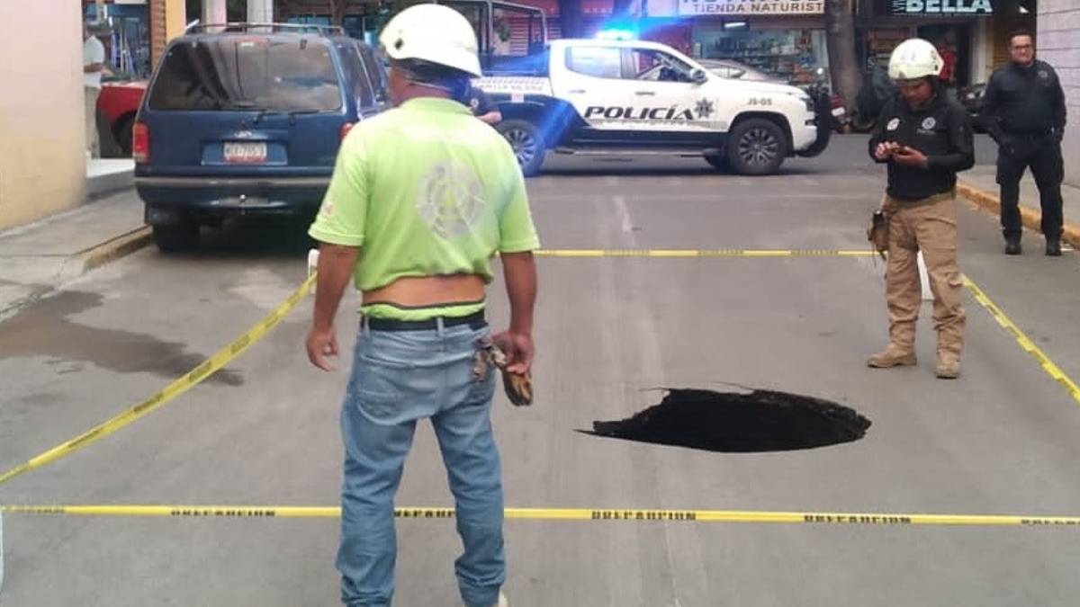 Se forma socavón de más de dos metros de profundidad en Tlalnepantla