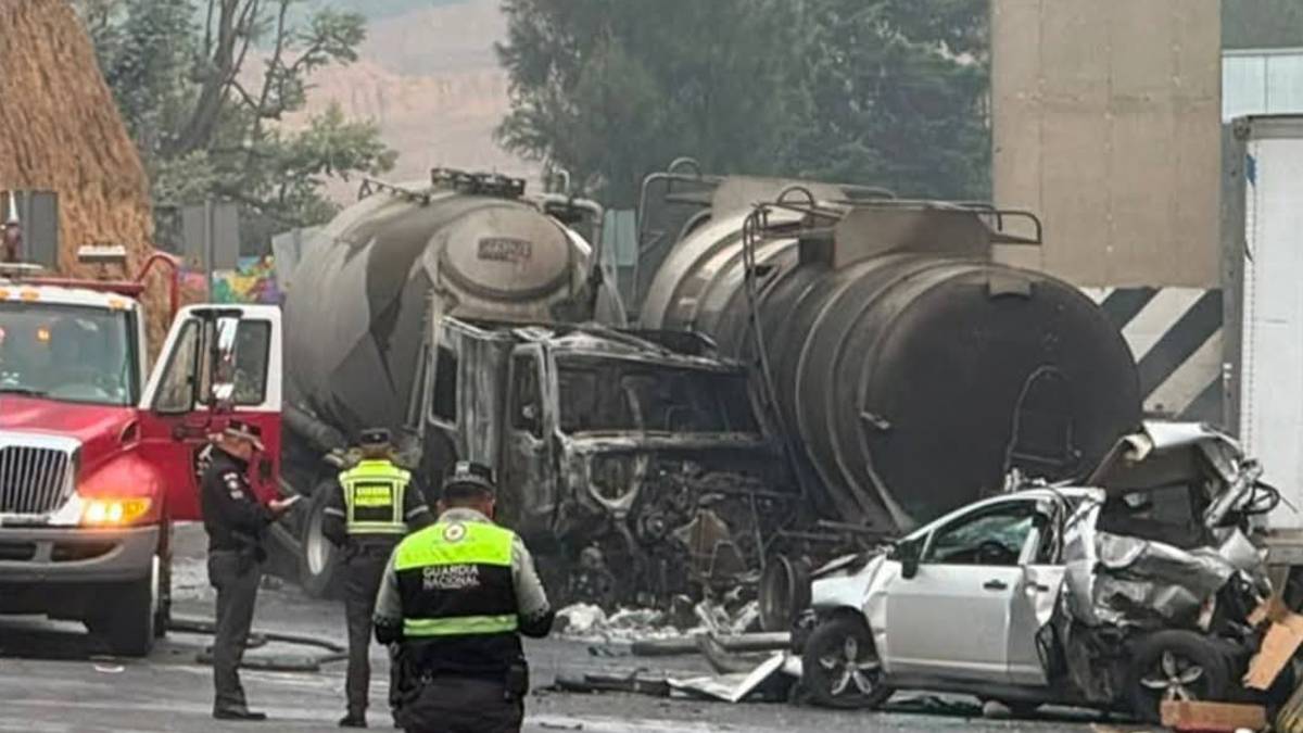 Cierre total en la Autopista Chamapa-Lechería por choque múltiple e incendio de pipa