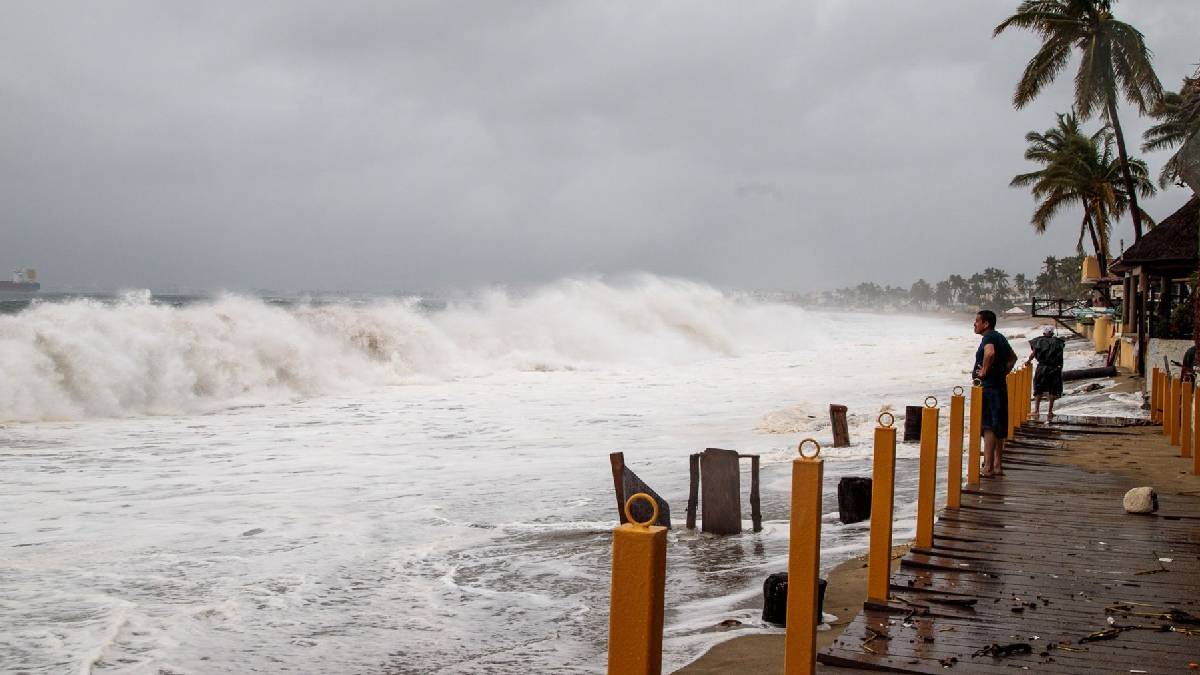 Oleaje mortal en Colima por tormenta Boris deja una mujer fallecida y dos desaparecidos