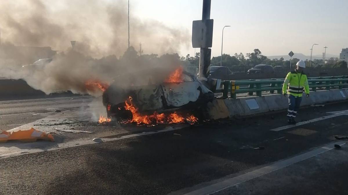 Fuerte accidente: auto choca y se incendia en Viaducto Tlalpan
