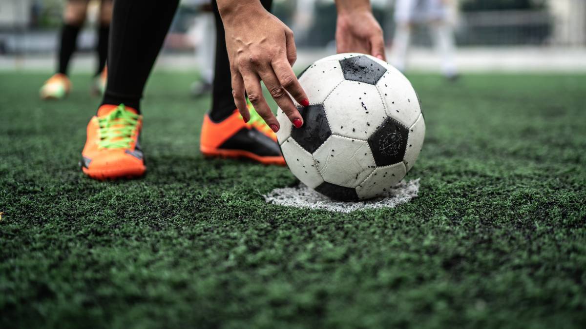Hasta con muletas: partido de futbol termina en pelea campal en Guanajuato