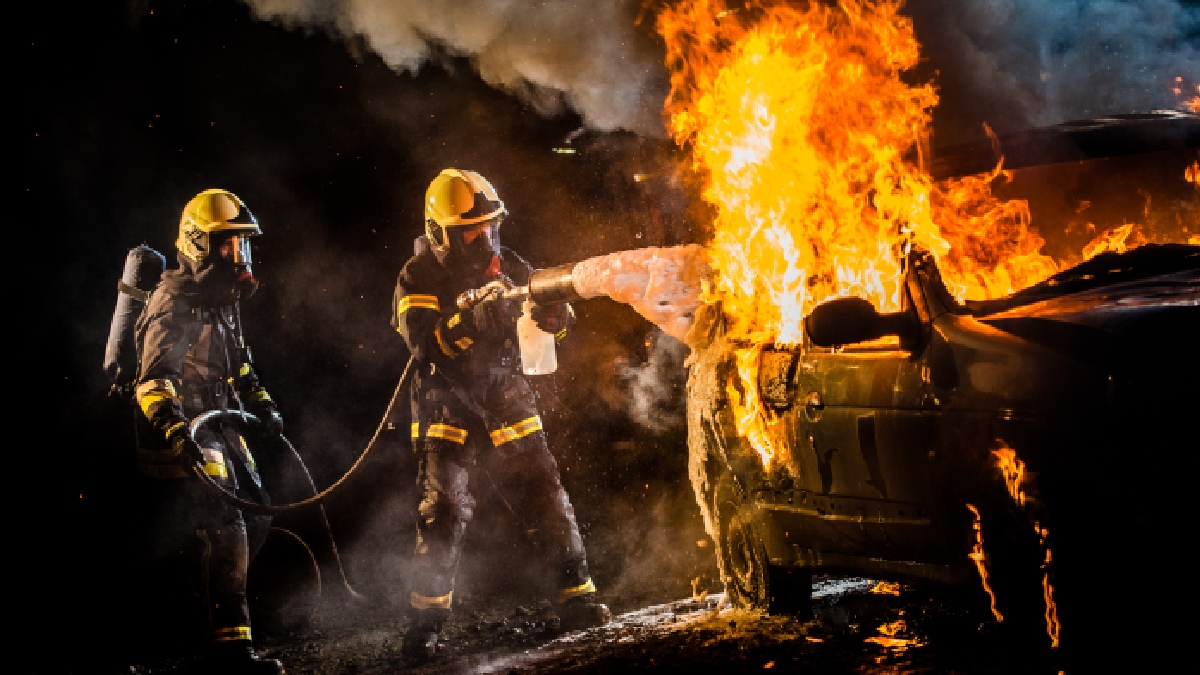 Fuerte choque provoca incendio de tráileres y cierre de la autopista Tecomán-Colima