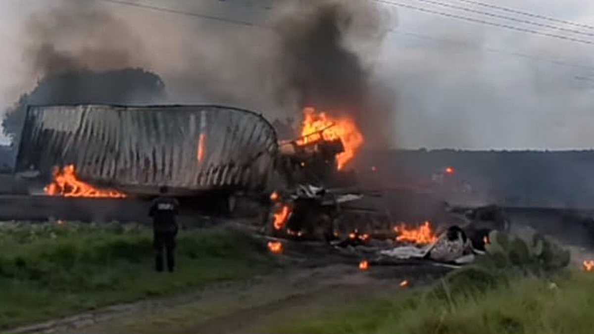 Impactantes imágenes: arde pipa con combustible tras accidente en Tlaxcala