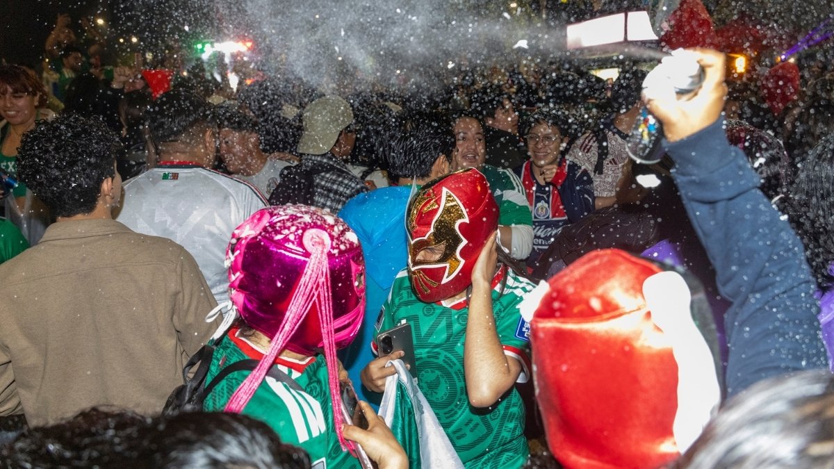 Comienza la fiesta: aficionados mexicanos llevan serenata a Inglaterra y los primeros llegan al Ángel