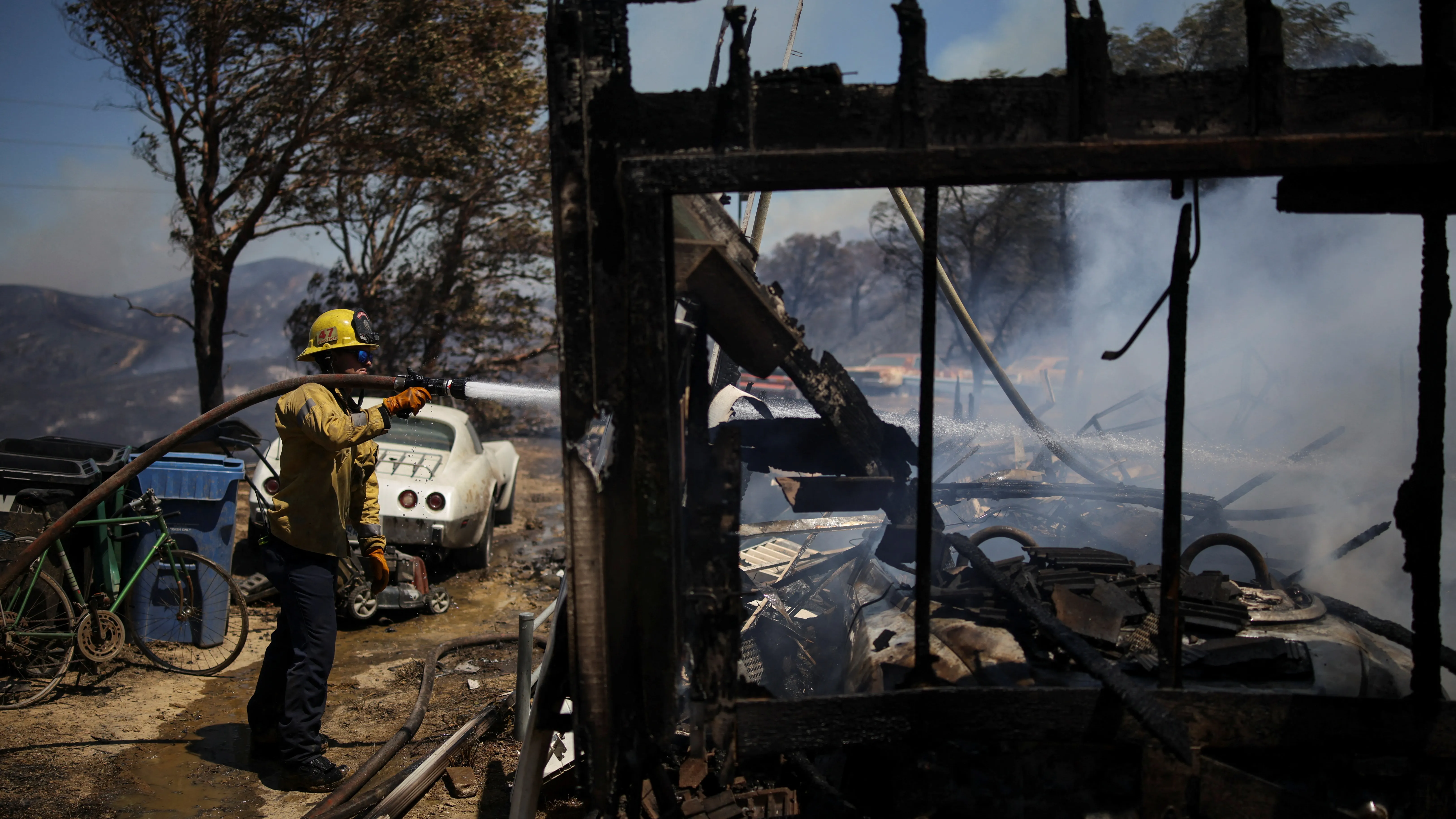 Map shows wildfire ravaging Simi Valley as evacuations underway