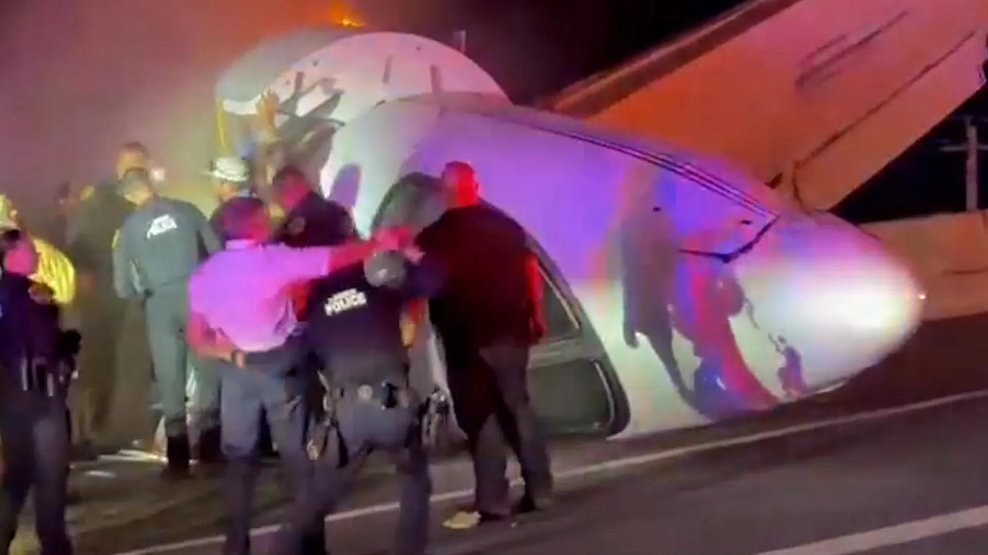 Plane crashes on Texas highway as bystanders run to help; 1 killed
