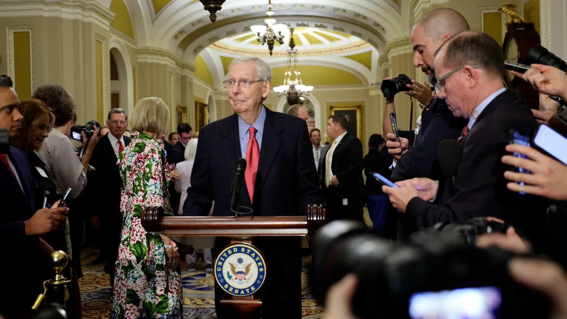 Mitch McConnell, aún internado, habló con colegas del Partido Republicano