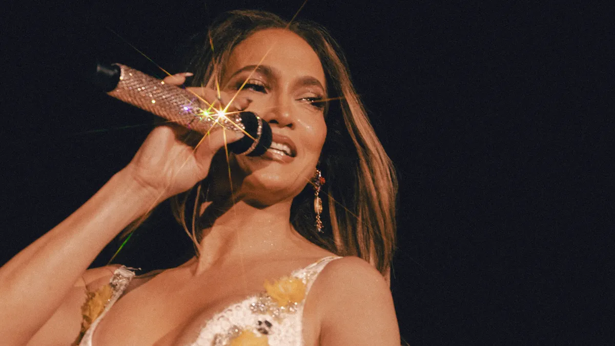 Jennifer Lopez serves sultry looks in surprise Dolce & Gabbana show