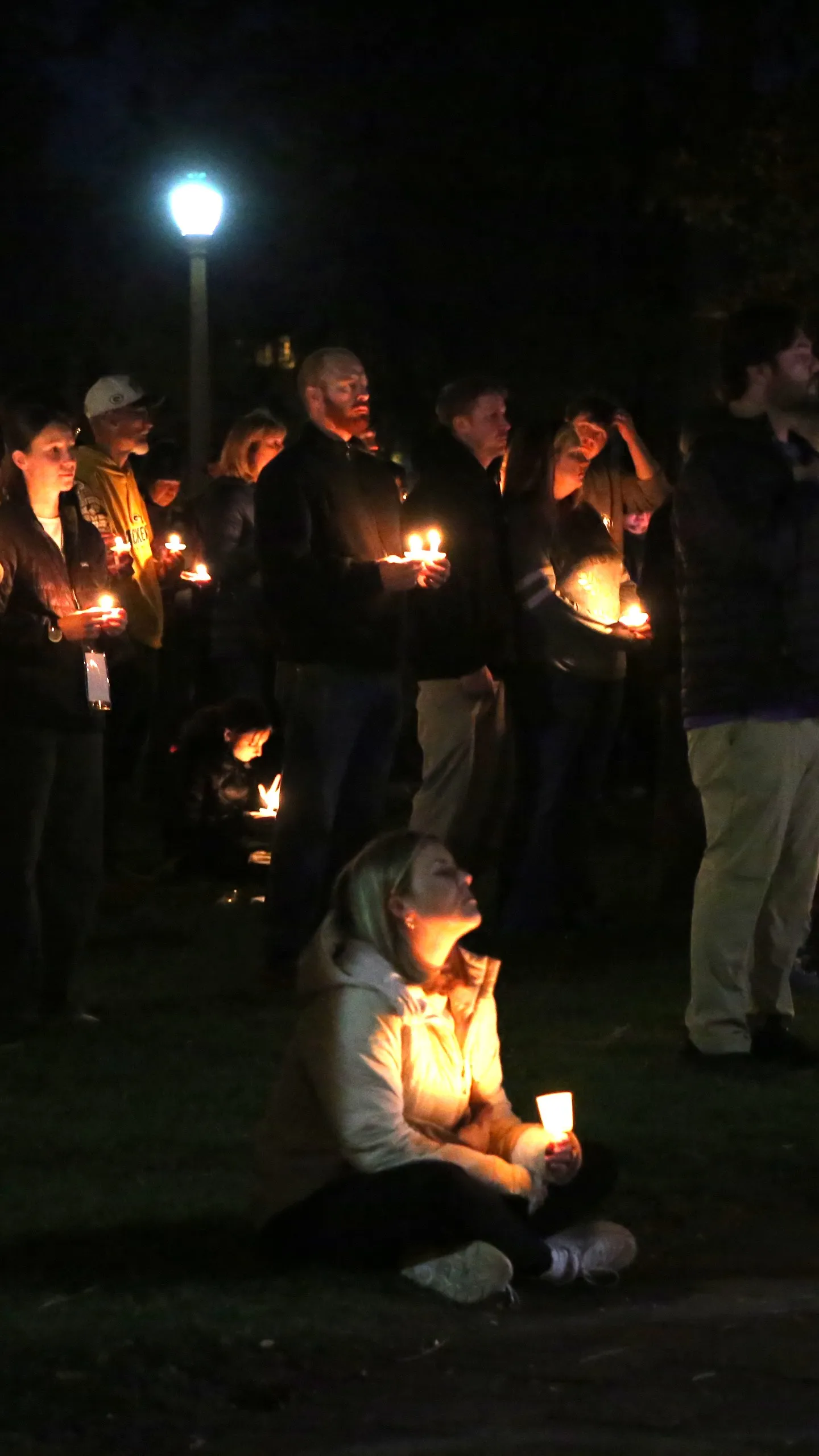 Teen gunman kills 3 children, teacher at Oregon elementary school