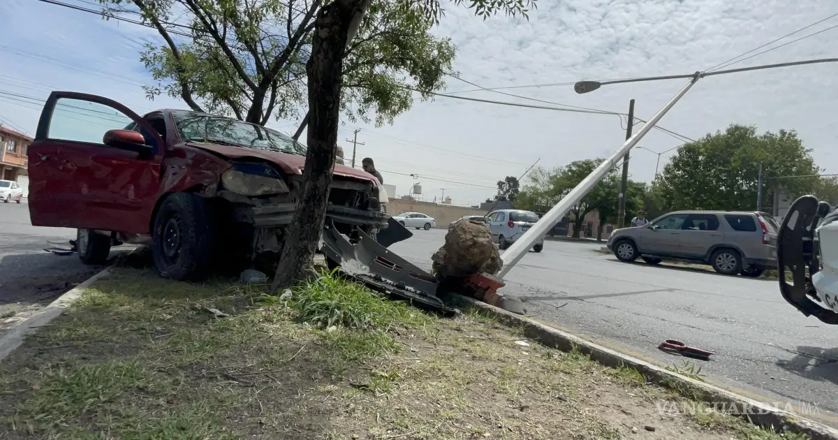 Saltillo: derriba luminaria tras ser impactado por un taxi en la 26 de Marzo
