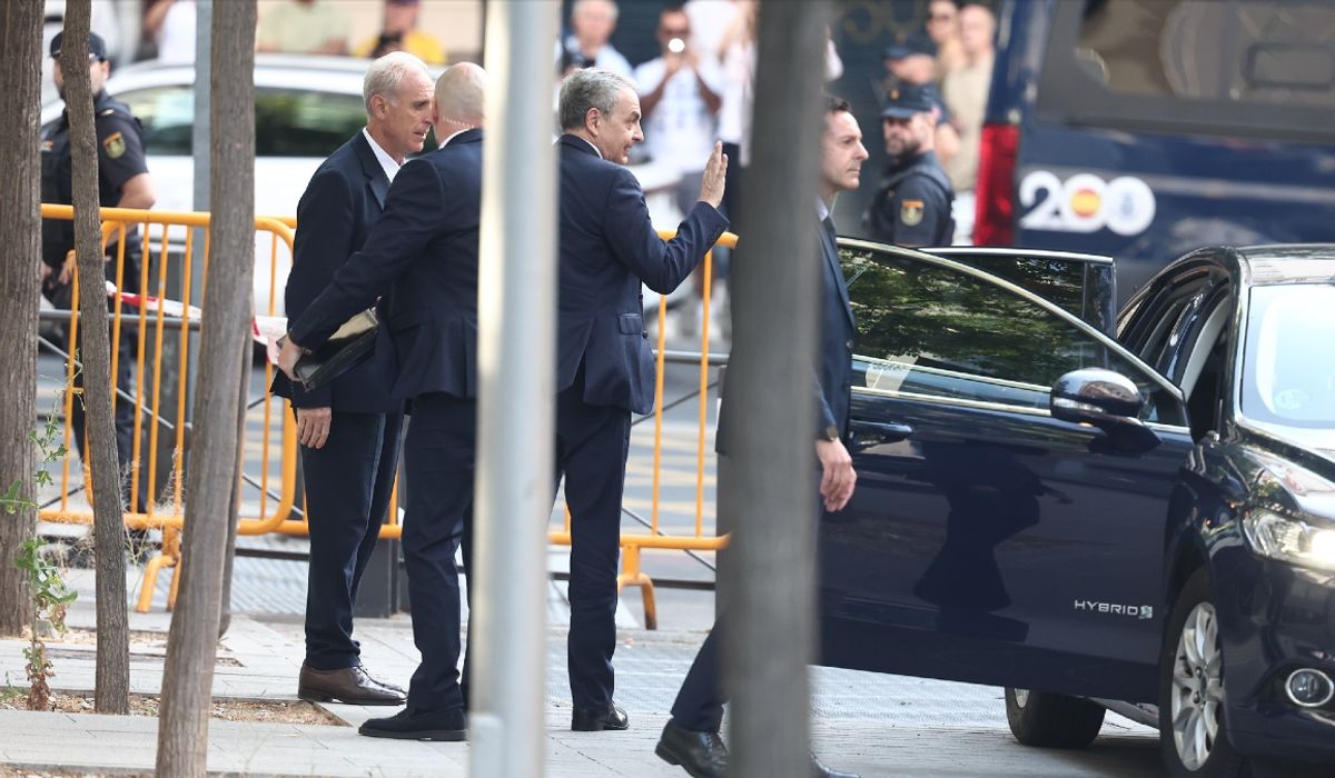 El juez rechaza retirar el pasaporte a Zapatero como pedía la Fiscalía