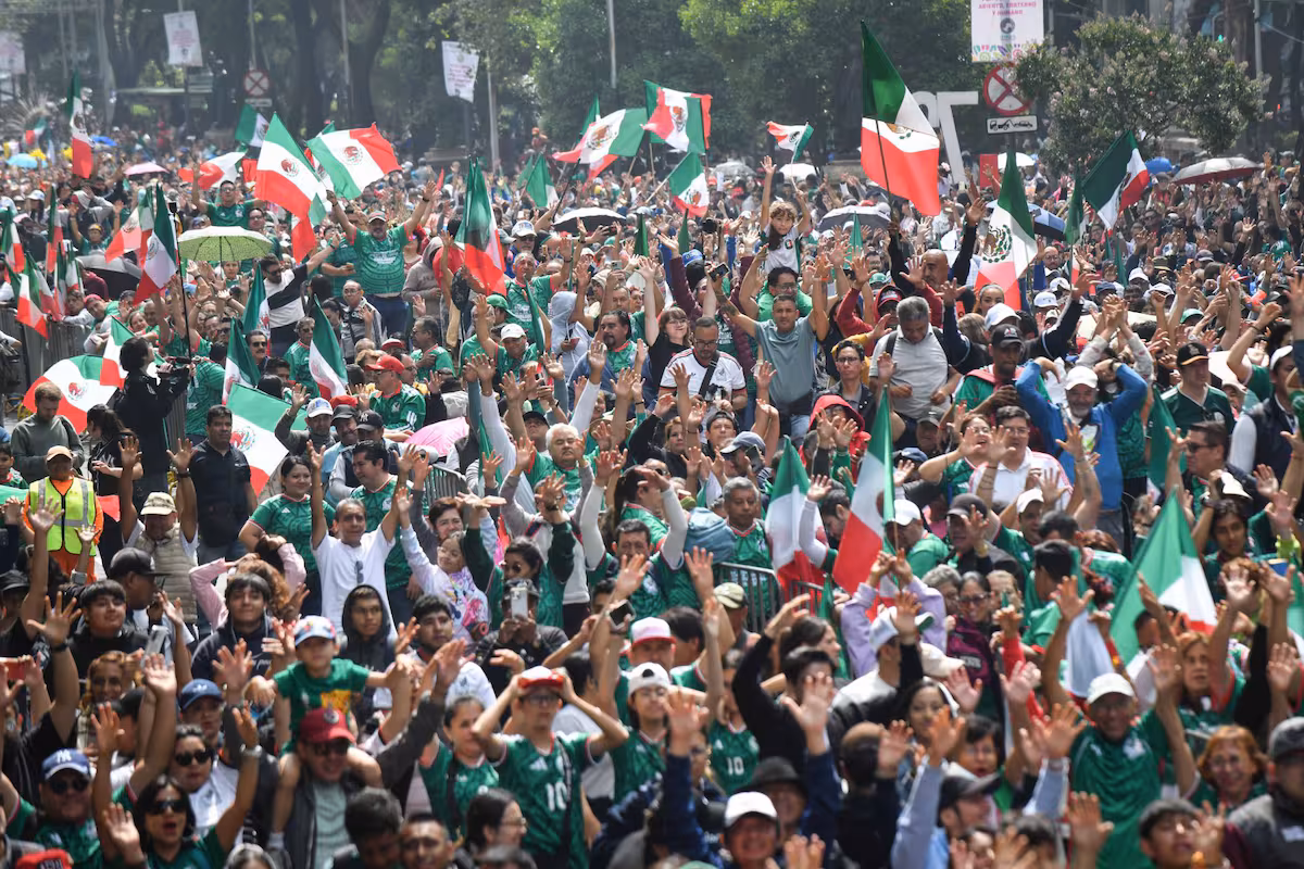 México celebra en el Ángel de la Independencia entre cascaritas, mariachi y un inesperado aguafiestas