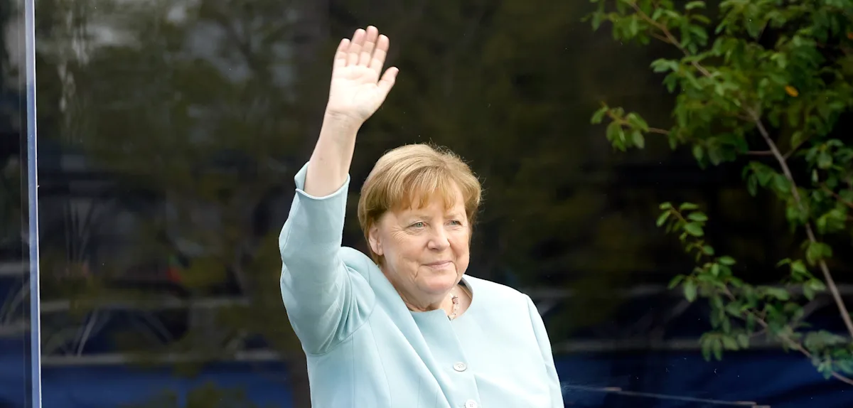Merkel wird mit Standing Ovations bei Eröffnung von Obama-Museum gefeiert – Trump nicht dabei