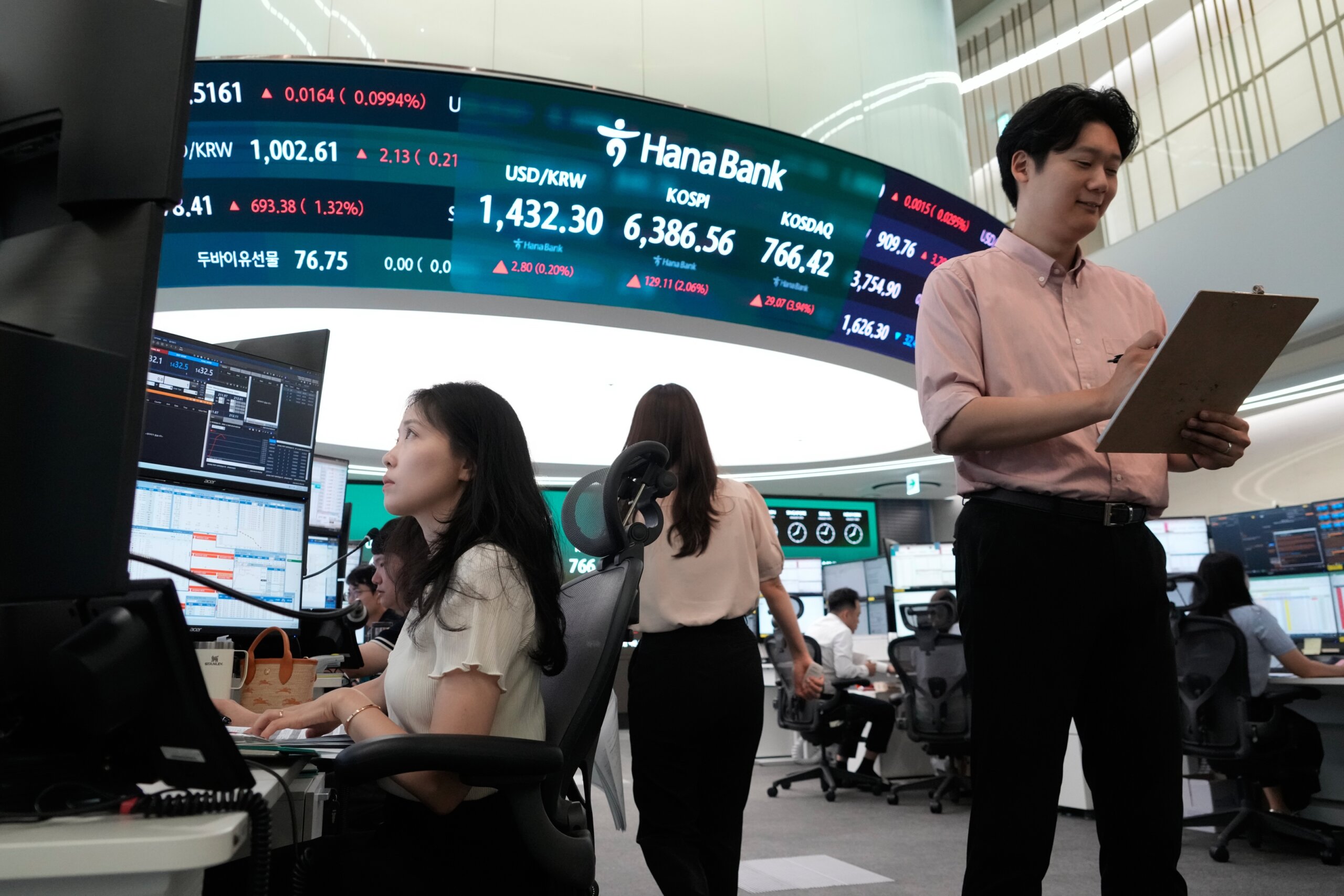 US stocks hit records as profits keep piling up for Palantir and others, while oil prices ease
