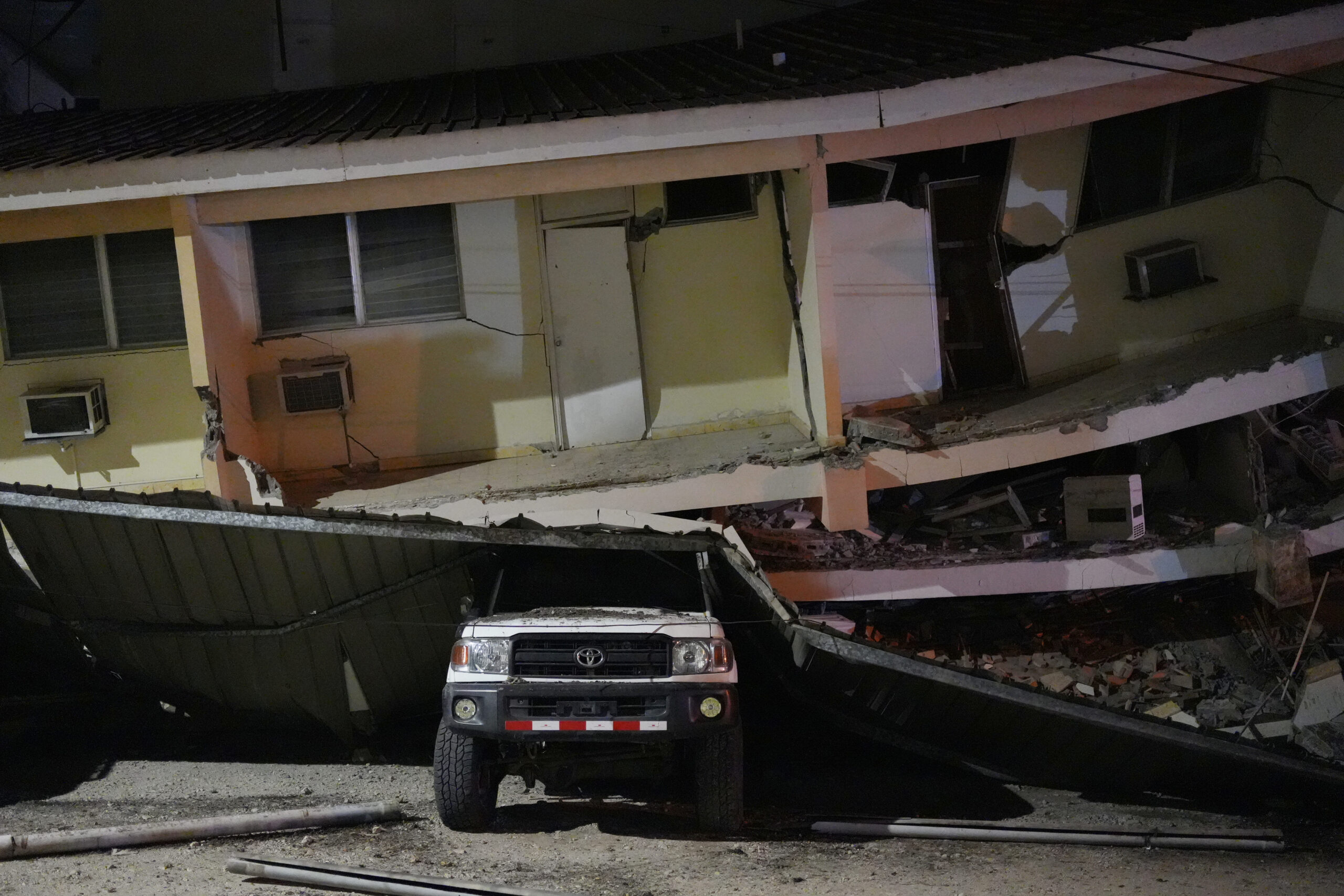 Unnerved Panamanians sleep in streets as aftershocks rattle quake-hit towns