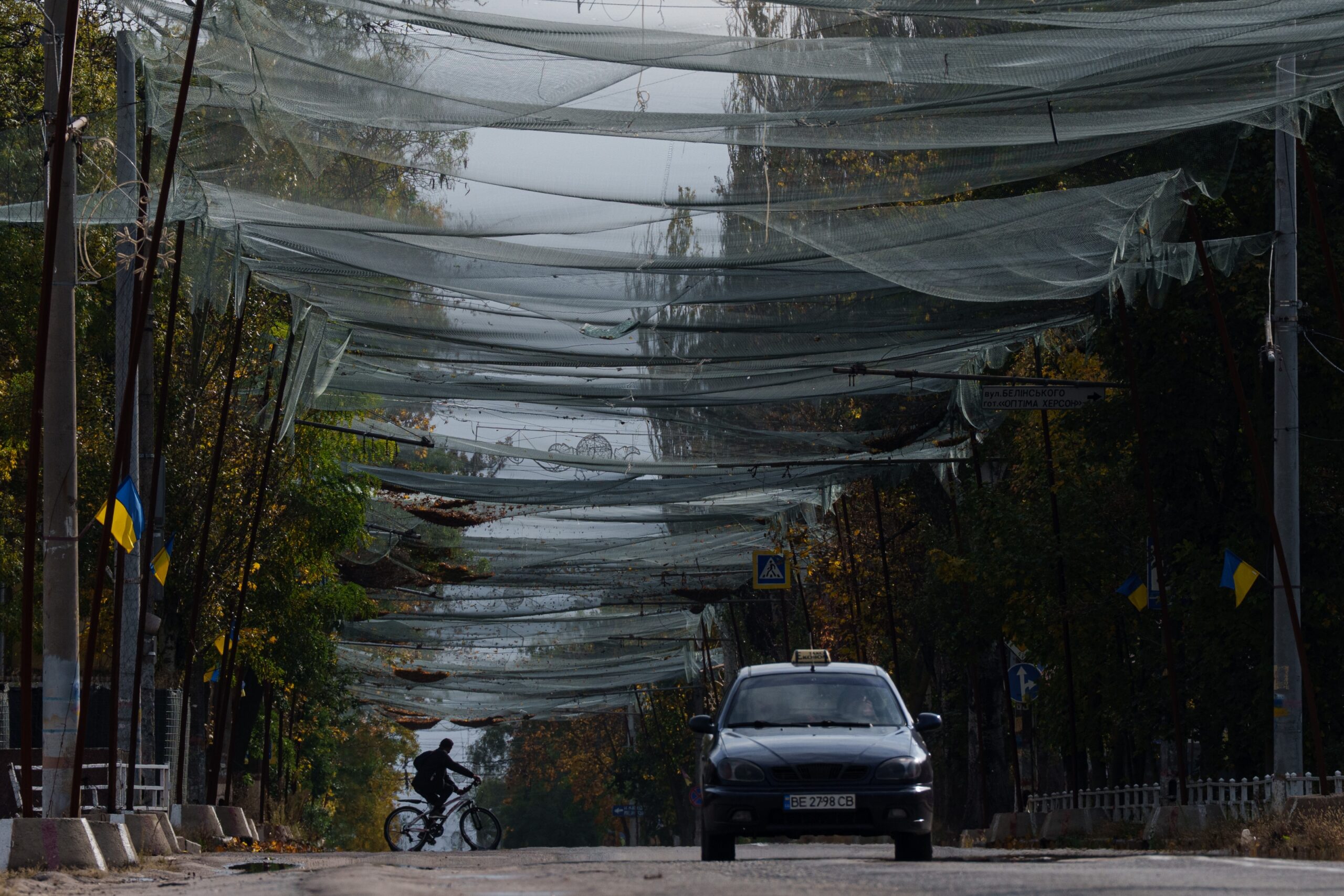 Aid mission set to enter Oleshky as a localized Russia-Ukraine truce holds for a third day