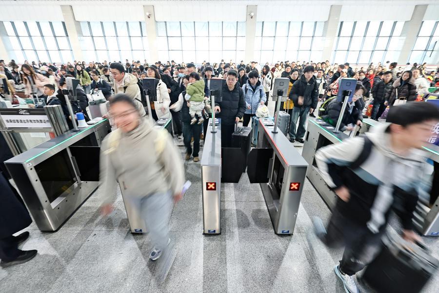 China sees record daily passenger flow in Spring Festival travel rush