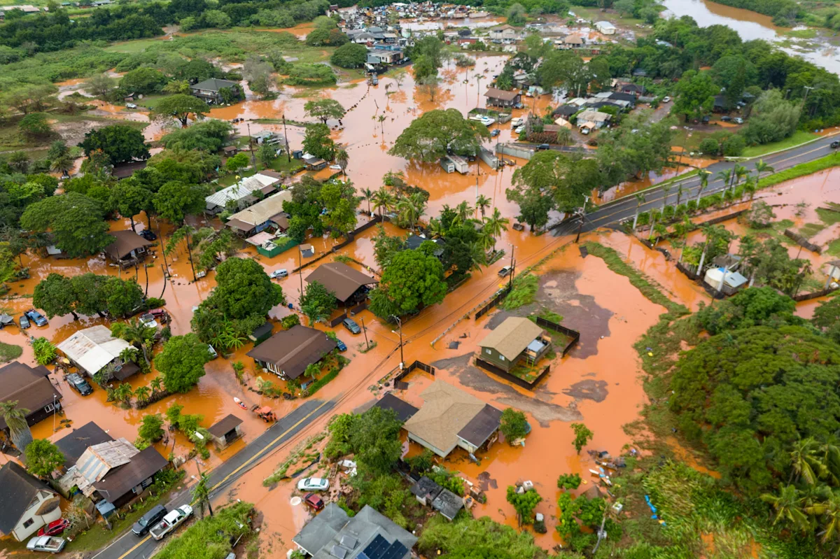 Hawaii flooding: Thousands evacuate Oahu as officials warn 120-year-old dam could overflow
