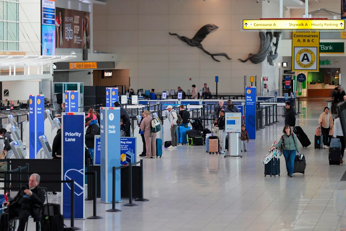 TSA absences still high at some airports, even as workers begin to get back pay
