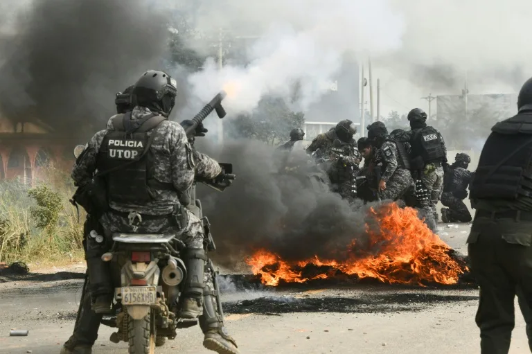 Police, protesters clash in Bolivia at road blockade