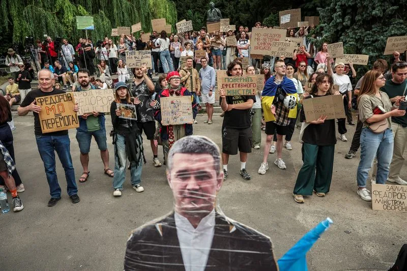 Ukrainians back ousted defence minister as political crisis brews
