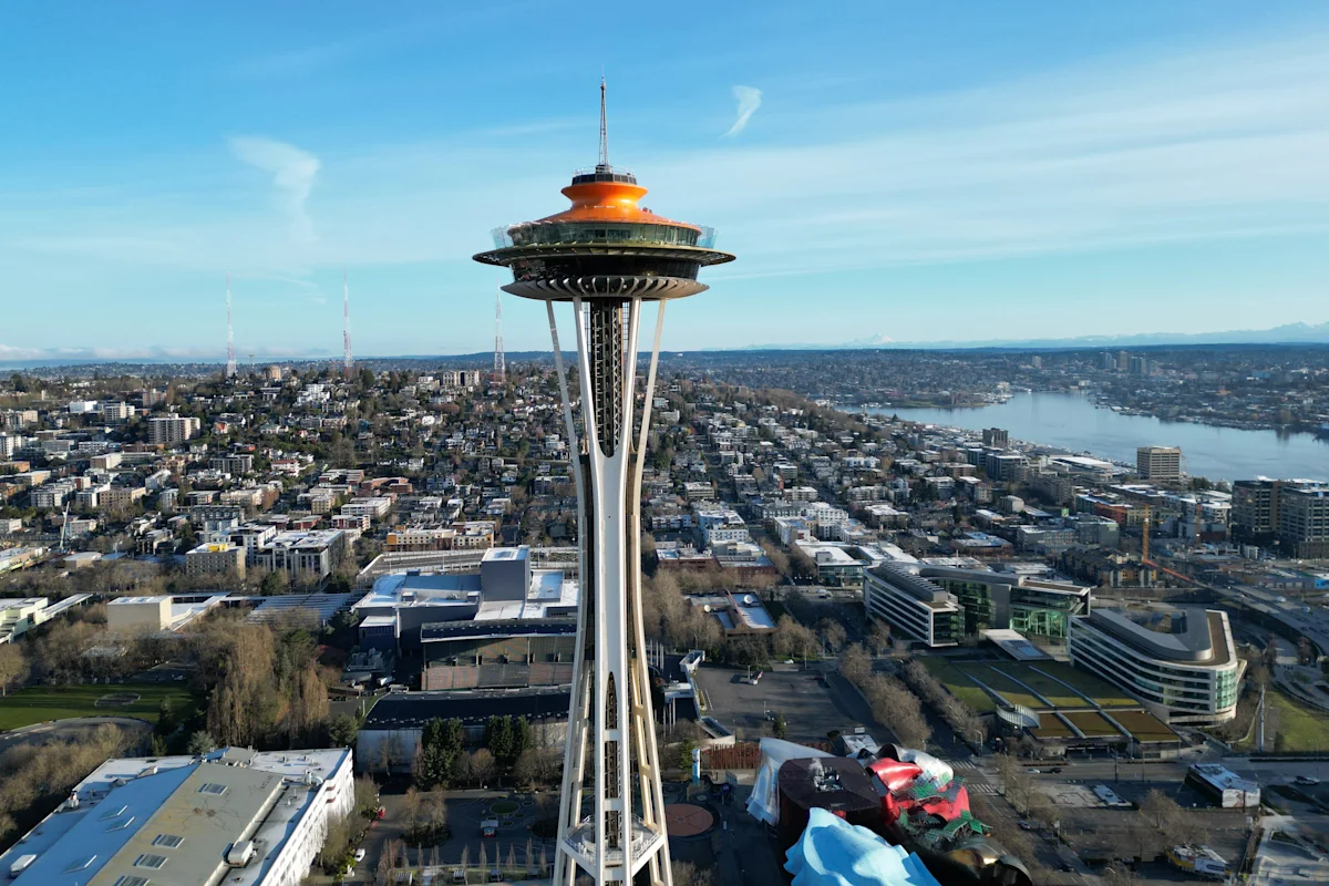 Seattle police search for men who parachuted from Space Needle