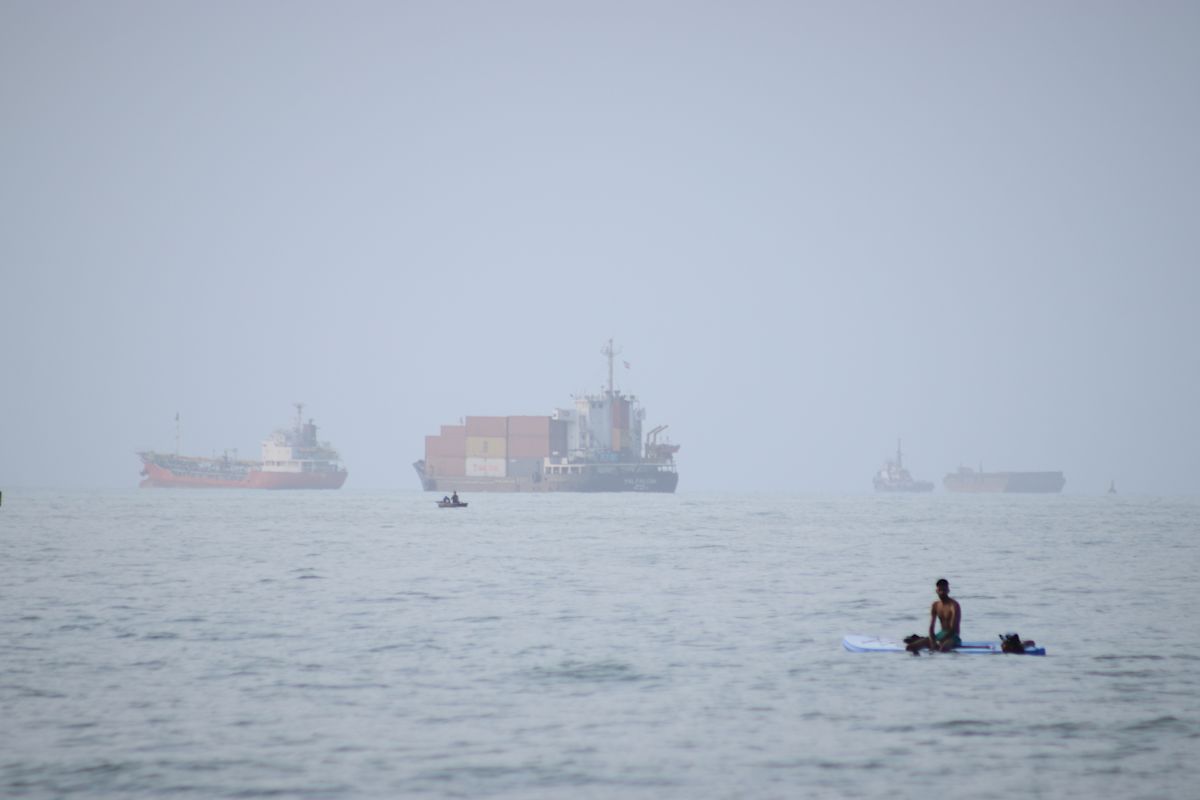 Iran and Oman make progress on a deal to reopen the Strait of Hormuz, officials say
