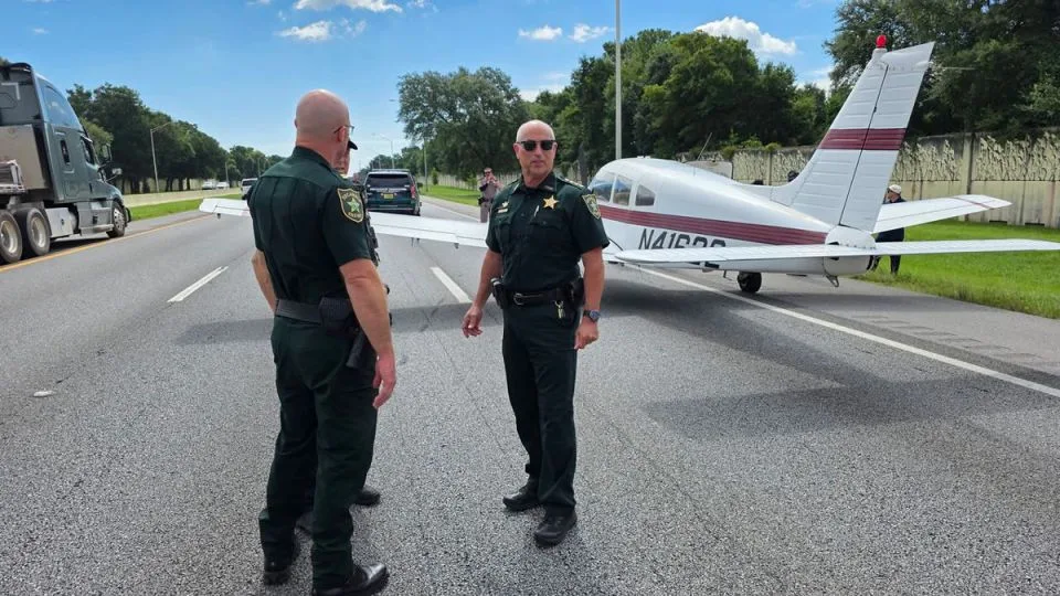 Small plane makes daring emergency landing on Florida interstate after engine stops