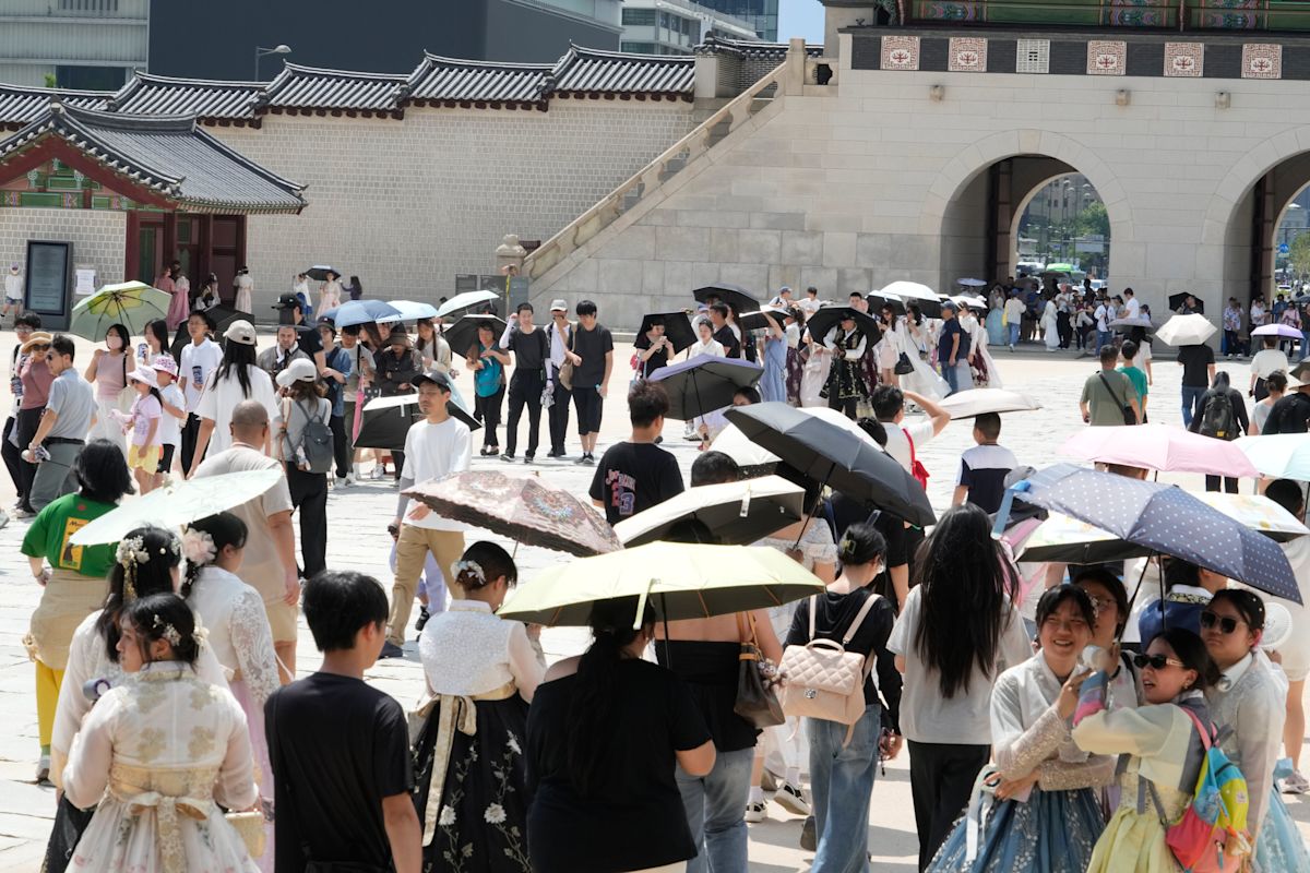 Record heat wave impacts people and animals in Japan and Korean Peninsula