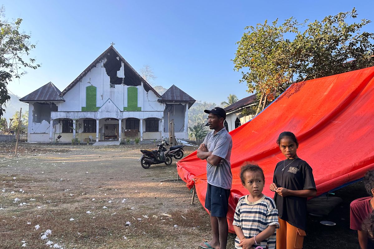 Fear grips children after deadly Indonesia earthquake leaves thousands displaced