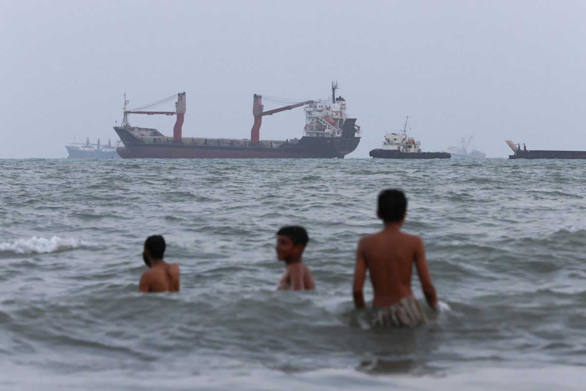 Iran, Oman edge toward Strait of Hormuz reopening plan, but Tehran demands U.S. lift blockade
