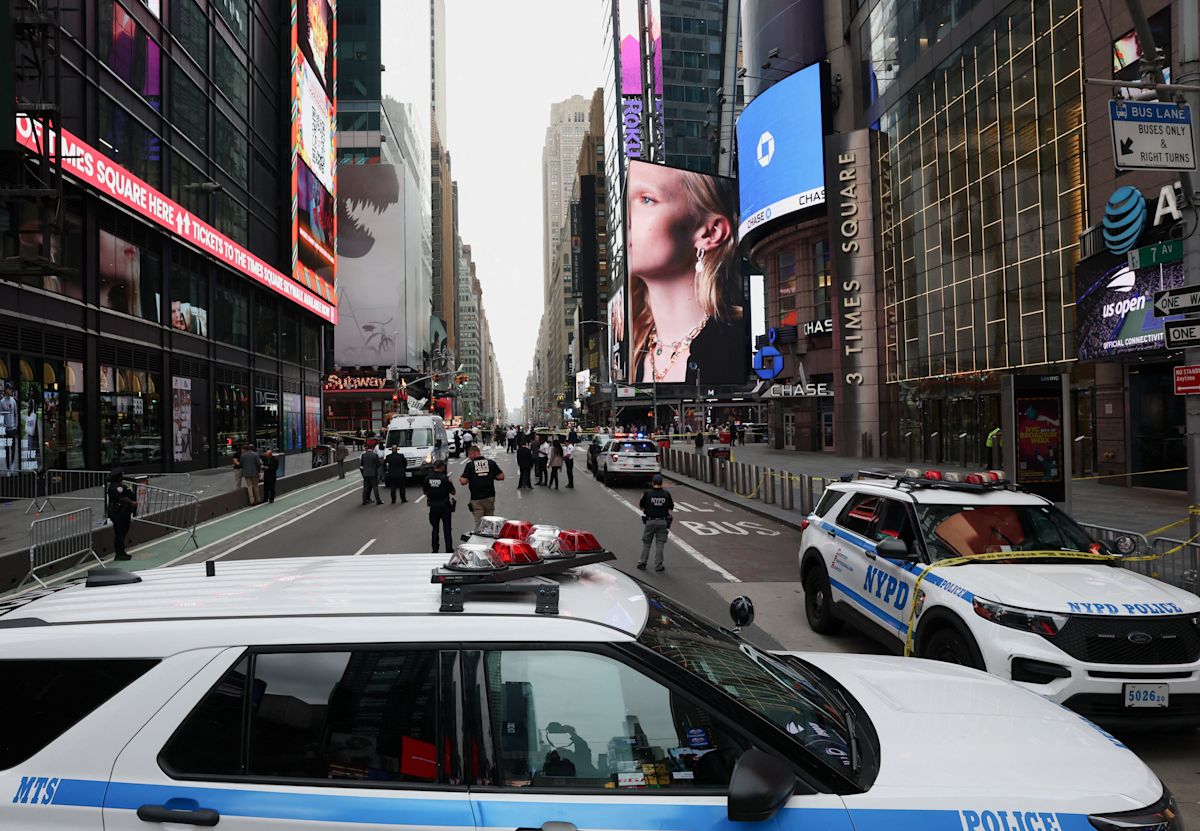1 dead, 1 injured in Times Square stabbing; suspect fatally shot by police