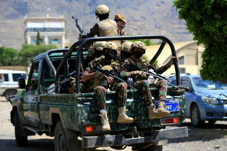 Houthis say hit Saudi base after renewed fighting with Yemeni govt forces