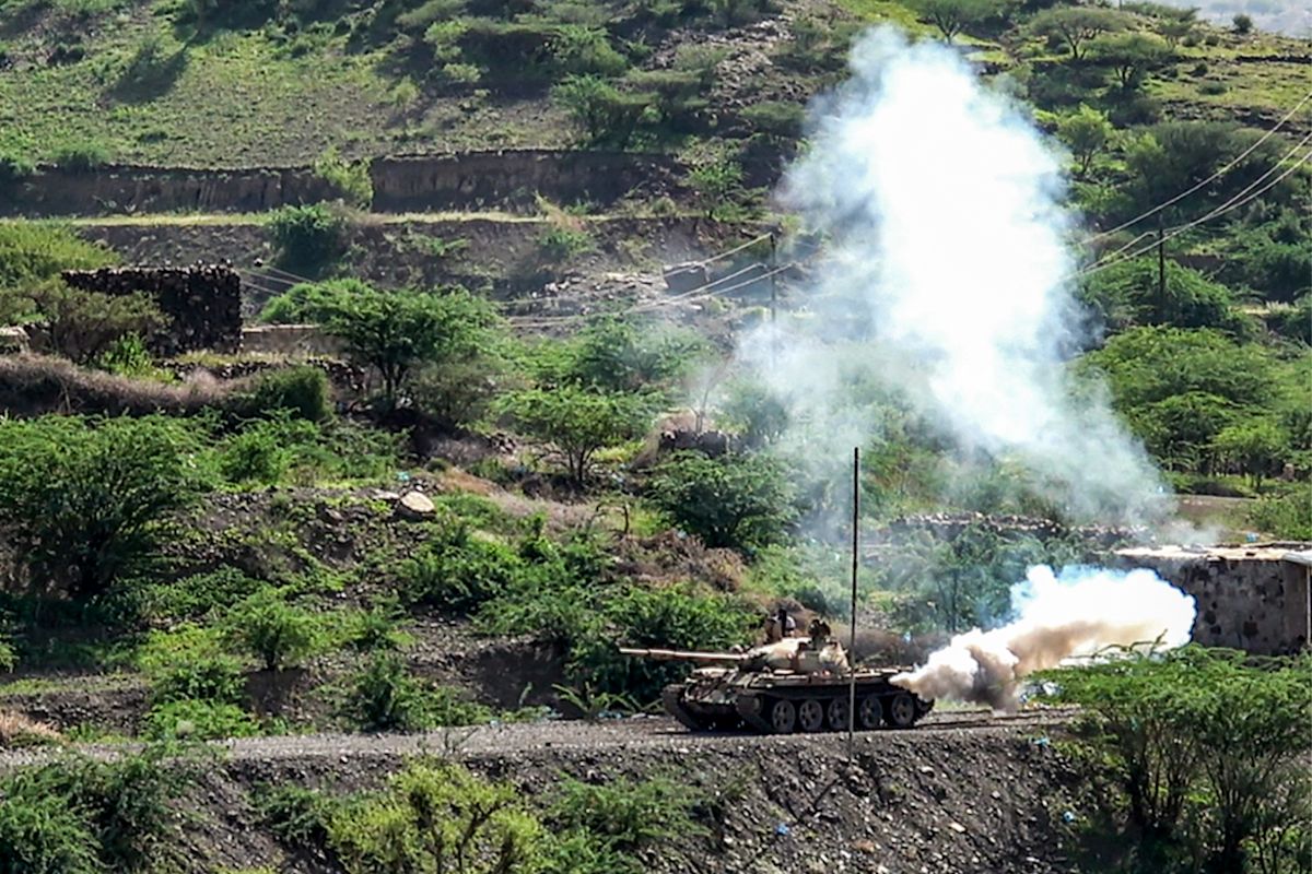 Yemeni forces target Houthis and a Saudi base as US rules out direct role